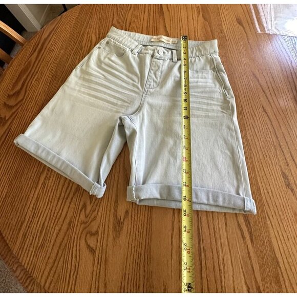 Soft Surroundings Women's Light Blue Denim Shorts M Relaxed Fit Rolled Cuffs - Picture 4 of 7